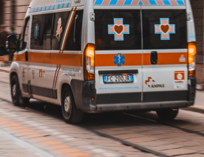 Incidente sul lavoro, la fuoriuscita accidentale di acido manda in ospedale un trentenne