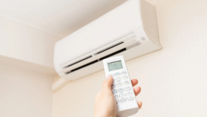 Torna l’obbligo di tenere le porte chiuse nei locali climatizzati: l’ordinanza del Comune