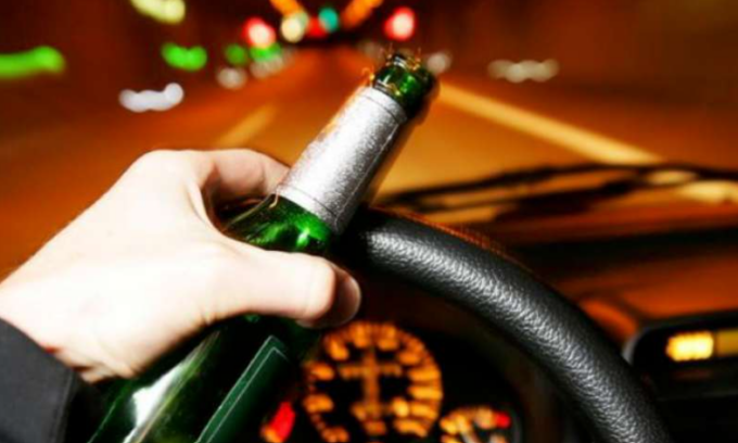 Ubriaca alla guida tampona un’altra auto: patente ritirata e veicolo sequestrato