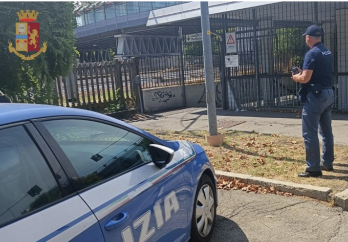 Via Razzaboni, arrestato in flagranza un rapinatore e denunciato il complice