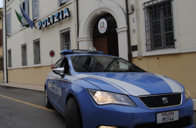 Mirandola, 52 enne dà in escandescenza e mette sottosopra il Pronto Soccorso aggredendo anche la Polizia