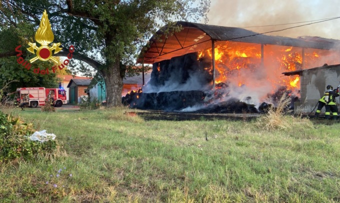 Un fienile in fiamme a Castelfranco Emilia
