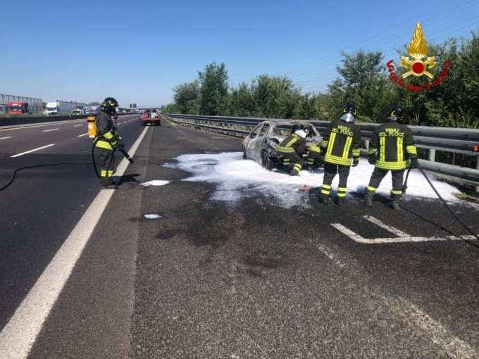 Auto prende fuoco sull’autostrada A1: l’intervento dei Vigili del Fuoco