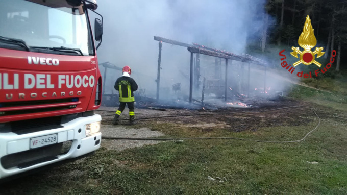 Fanano, incendio distrugge un capanno: l’intervento dei Vigili del Fuoco