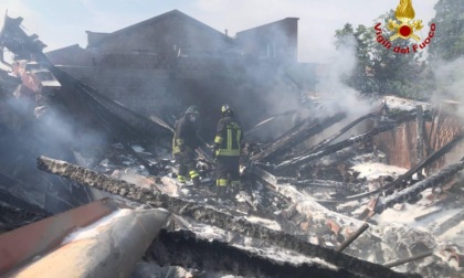 Stabile in fiamme in via Emilia Est: i Vigili del Fuoco salvano due persone