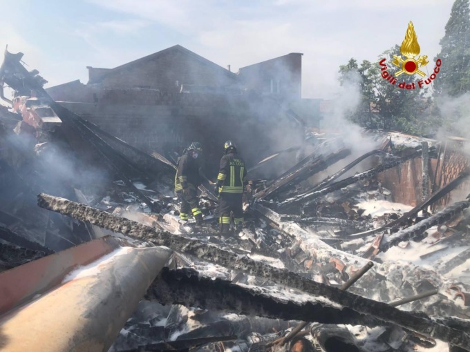 Stabile in fiamme in via Emilia Est: i Vigili del Fuoco salvano due persone