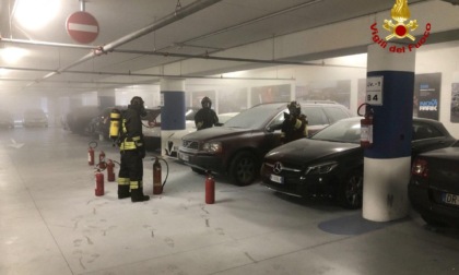 Novi Park, principio di incendio di un'auto in sosta nel parcheggio seminterrato