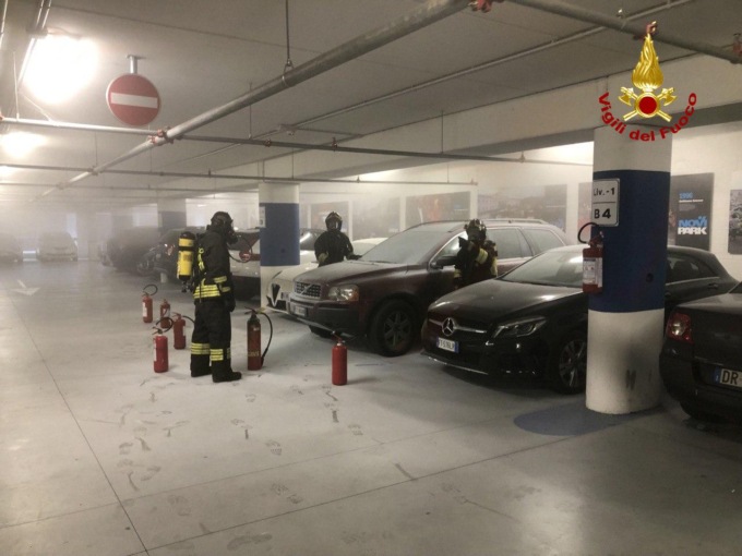 Novi Park, principio di incendio di un’auto in sosta nel parcheggio seminterrato