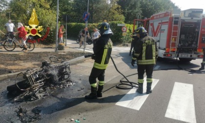 Montale, incidente con auto provoca incendio che distrugge motocicletta