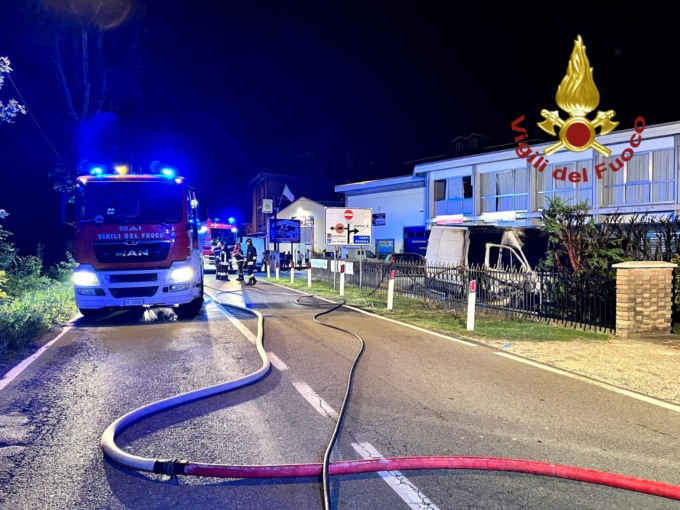 Incendio a Novi di Modena, 3 furgoni in fiamme