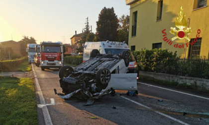 Spilamberto, auto si ribalta in via Castelnuovo