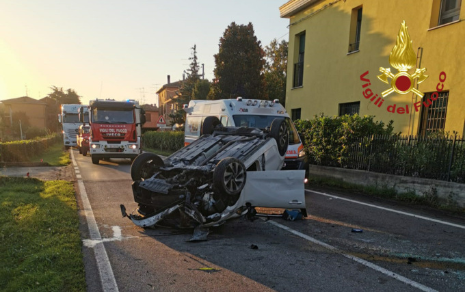Spilamberto, auto si ribalta in via Castelnuovo