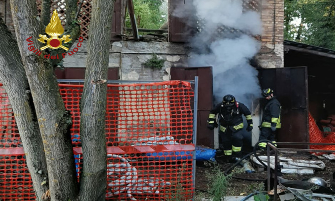 Vecchio fabbricato in fiamme a Vignola