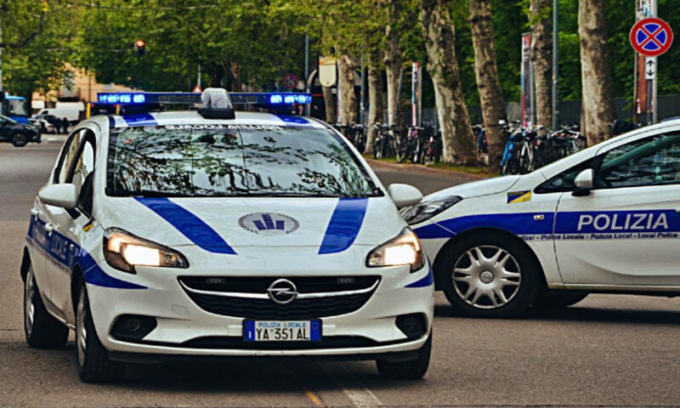 In una rotatoria urta un’auto della Polizia di Stato e rifiuta l’alcoltest: denunciato