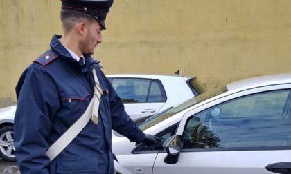 L’ultimo stratagemma dei truffatori? Spazzatura sotto il tergicristallo dell’auto