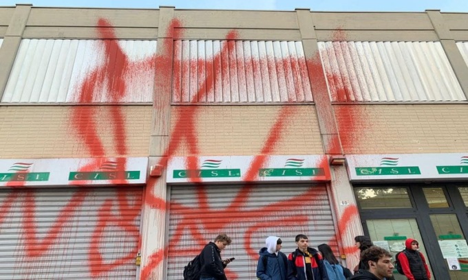 I no-vax colpiscono ancora: imbrattata anche la sede della Cisl