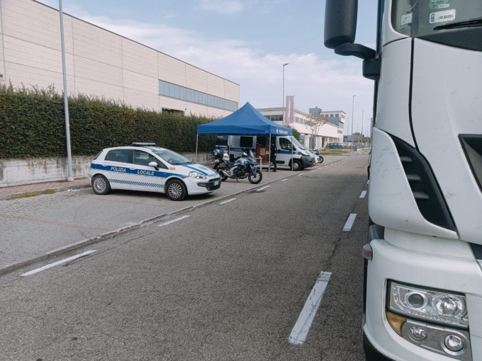 Raffica di controlli: beccato anche un camionista senza patente
