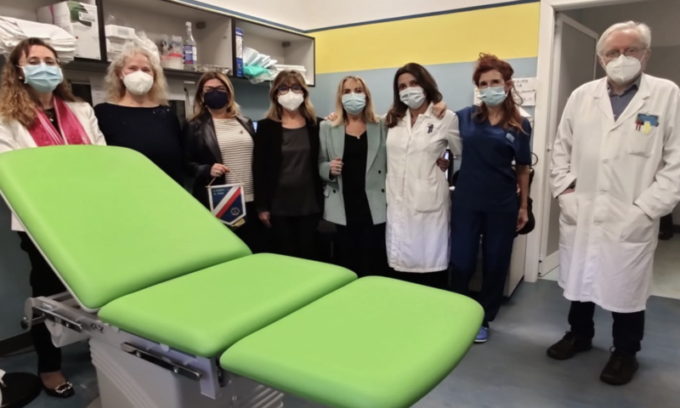 Il Lions Club di Carpi dona un nuovo lettino alla Breast Unit dell’USL di Modena