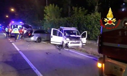 Via Contrada, scontro fra tre auto: una donna ferita