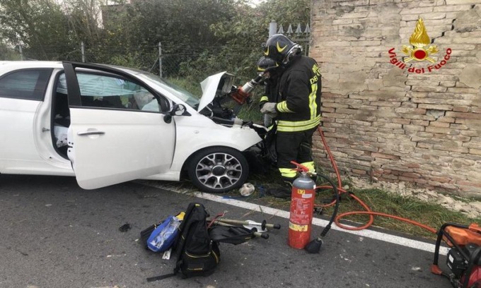 Bastiglia, auto esce fuori strada e intervengono i Vigili del Fuoco