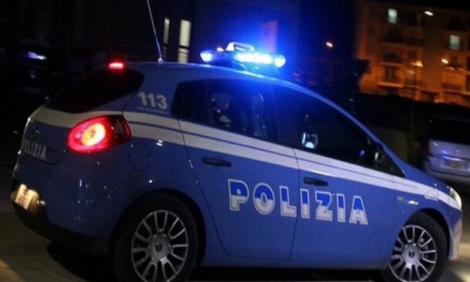 Su un motorino rubato e senza patente, non si ferma al posto di blocco
