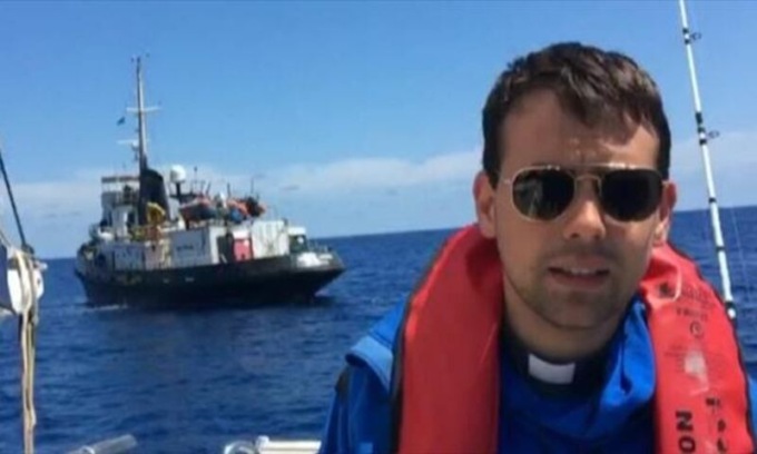 Don Mattia Ferrari, il “pescatore di uomini” oggi è minacciato dalla mafia libica