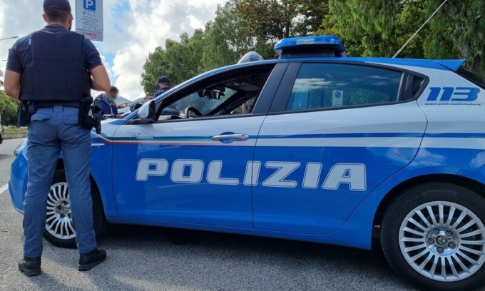 Colto in flagrante mentre tenta di asportare il catalizzatore di un furgone: arrestato