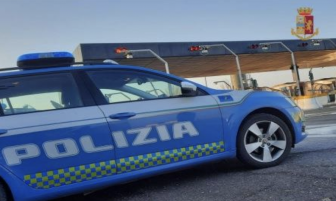 Veicolo in sovraccarico e alimenti in cattivo stato di conservazione: multe e sequestri per oltre 100 kg di pollo e pesce