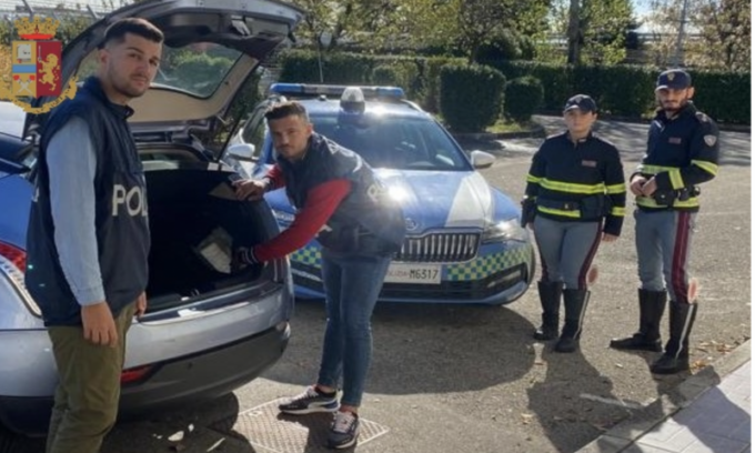 Lo fermano con oltre un chilo di droga nell’auto: arrestato