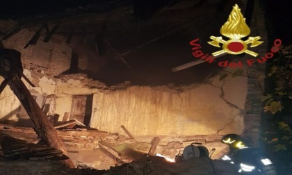 Incendio nella notte a San Possidonio: crolla un rifugio per senza fissa dimora