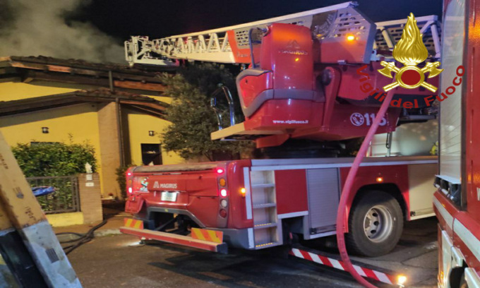 Incendio a Massa Finalese, in fiamme il tetto di una casa