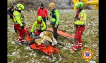 Escursionista soccorso dopo essere caduto in un fosso nel bosco a Roccapelago