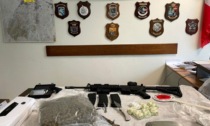 44enne arrestato a Vignola per spaccio: in casa armi e quasi 2 kg tra marijuana e cocaina