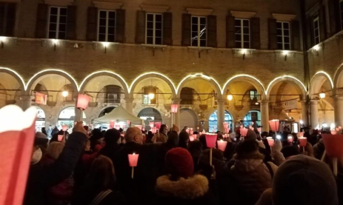 Modena riunita in una fiaccolata in ricordo di Alice Neri