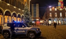 Sorpreso a frantumare le vetrine di Unicredit in piazza Grande: arrestato