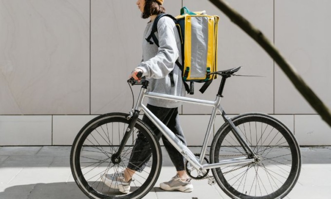 In piazza Natale Bruni una “casa” per ospitare i rider