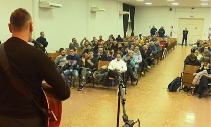 In concerto con Nek: il pranzo di Natale e la sorpresa per i detenuti di Castelfranco Emilia