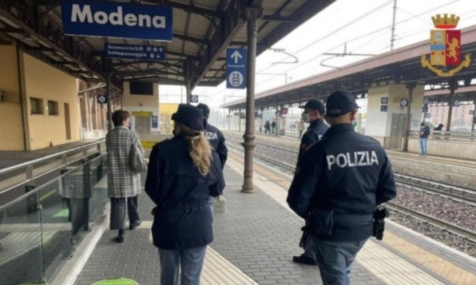 Minaccia di uccidere una donna al telefono, ma sul treno un passeggero lo intercetta: arrestato