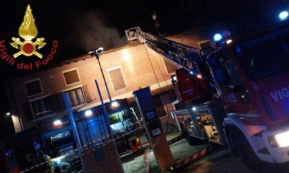 Incendio nella notte a Soliera: in fiamme il tetto di un'abitazione