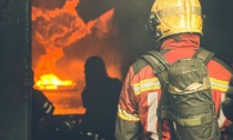 Capanno in fiamme a Castelfranco, colpita anche parte di un'abitazione