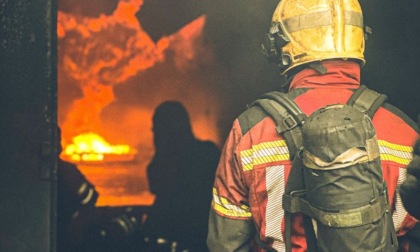Capanno in fiamme a Castelfranco, colpita anche parte di un'abitazione