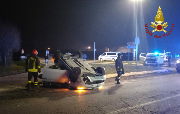 Scontro tra due auto nella periferia di Mirandola: un ferito