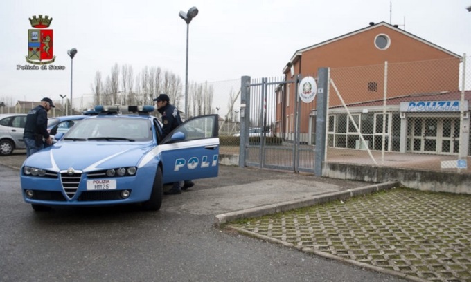 Carpi, scappa alla vista della Volante, inseguito ed arrestato. In tasca nascondeva 9,91 grammi di hashish