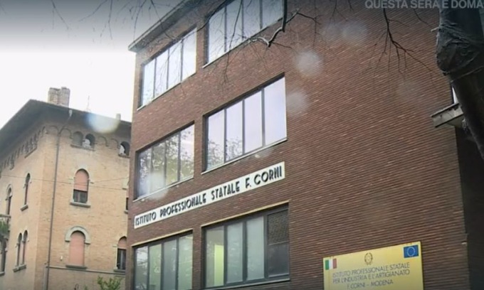 Docente rimprovera gli studenti e questi lo aggrediscono, ma la preside li difende