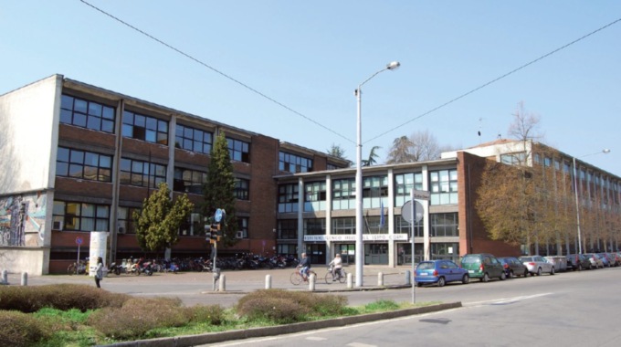 Richiama gli studenti che fumano e viene insultato, malore per un prof di Modena