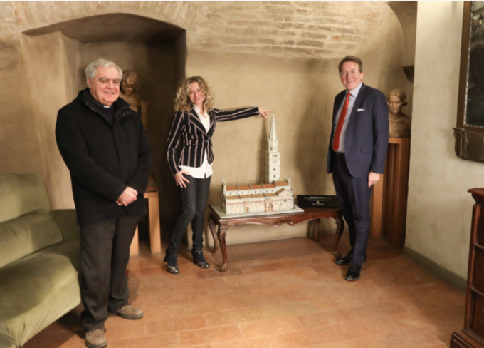 I modellini di Duomo e Ghirlandina in dono alla città di Modena