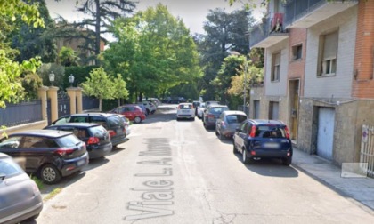 25enne ubriaco danneggia le auto parcheggiate in viale Muratori a Modena: denunciato