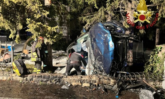 Pavullo, Suv salta la rotatoria e finisce nel cortile di un’abitazione