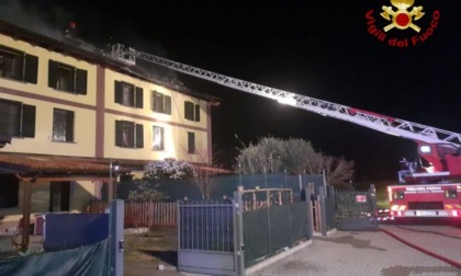 Castelfranco Emilia, a fuoco il tetto di una palazzina di Gaggio