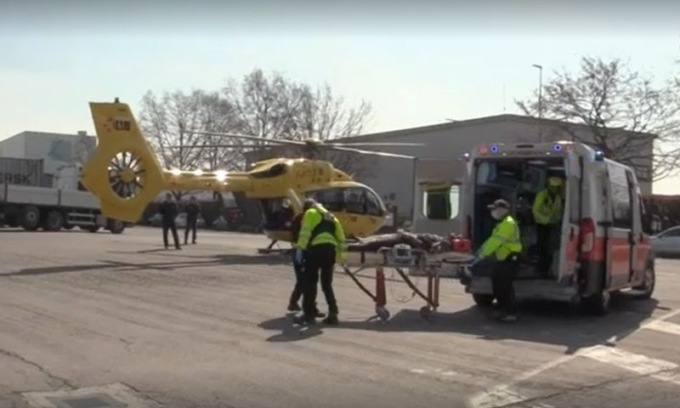 Operaio precipita dal tetto di un’azienda e fa un volo di 12 metri